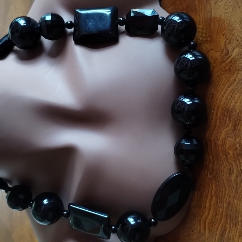 **Black Elegance - Chunky Resin-Based Statement Necklace (Preowned) 🖤📿** - Picture 4 of 4